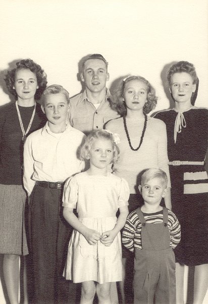 Kid's Family.bmp - Walter and Judy's children Alice, Howard, Herman, Darlene, Doris, Stanley, Eleanore, 1945